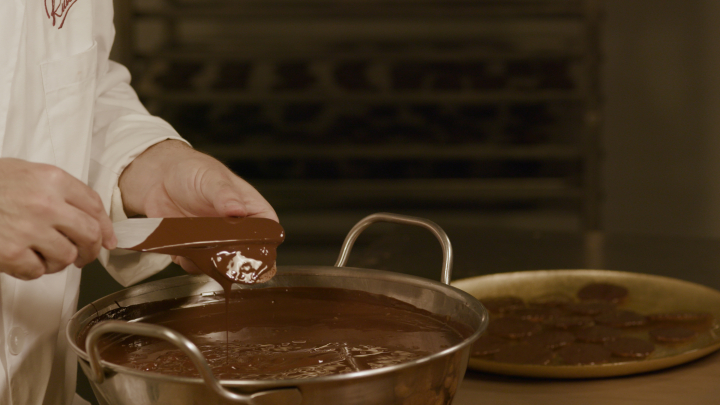 El baño de chocolate es fundamental para la elaboración de las Moscovitas