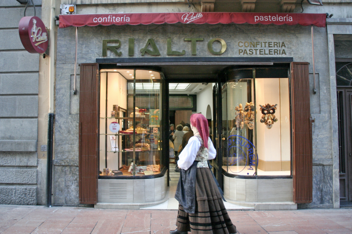 Exterior de la confitería Rialto en la calle San Francisco de Oviedo