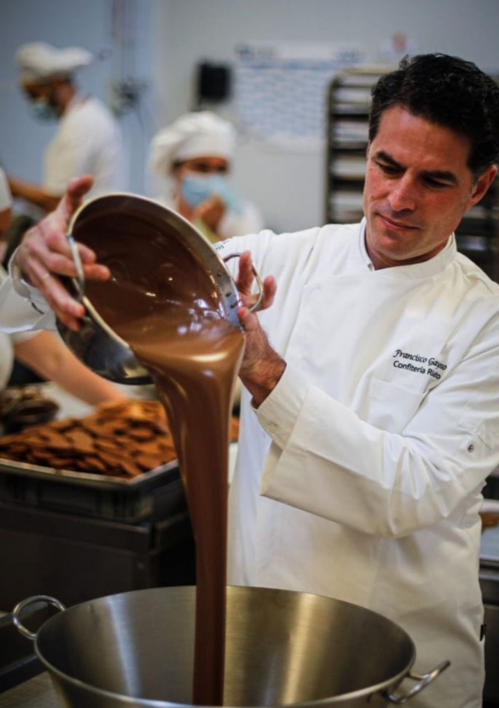 Francisco Gayoso, gerente de Rialto, con el chocolate con el que se elaboran las Moscovitas