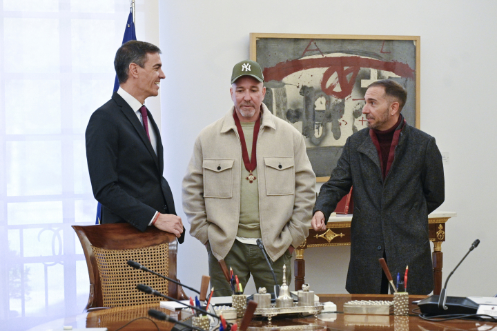 Pedro Sánchez conversa con DJ Acción Sánchez y Zatu (SFDK), durante el acto de condecoración a ambos raperos sevillanos en el Palacio de la Moncloa.