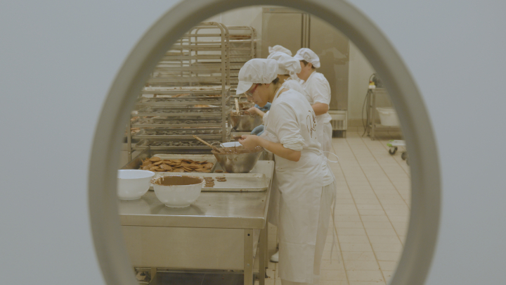 Rialto llevó su obrador del centro de Oviedo a Argame, donde se elaboran las Moscovitas