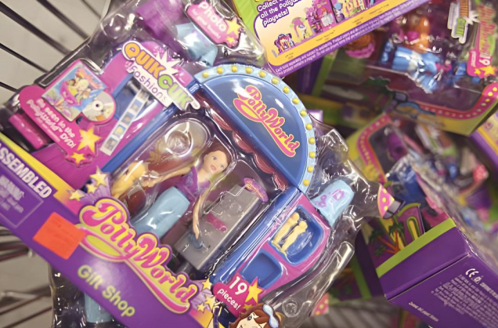 alt="alt="Un set de estilismo de una muñeca Polly Pocket""