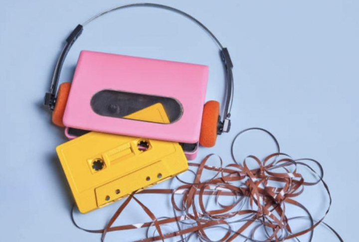 alt="alt="Un walkman con sus auriculares de cable""
