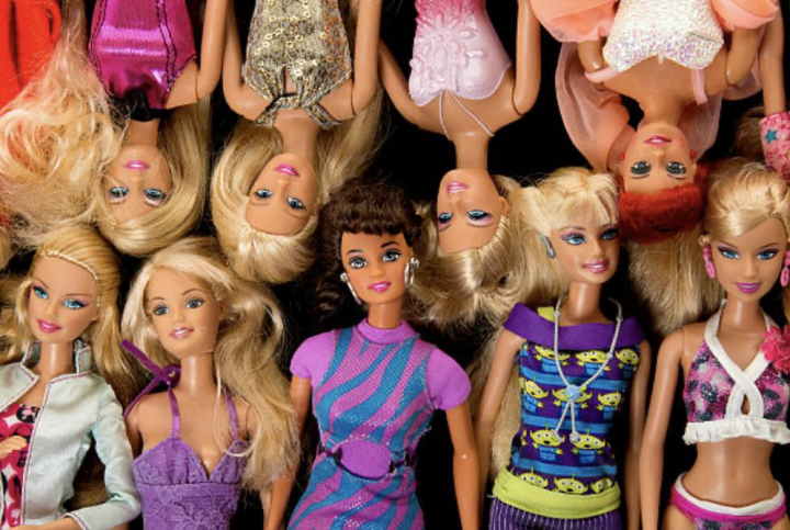 alt="alt="Varias muñecas de la marca Barbie de distintos estilos""
