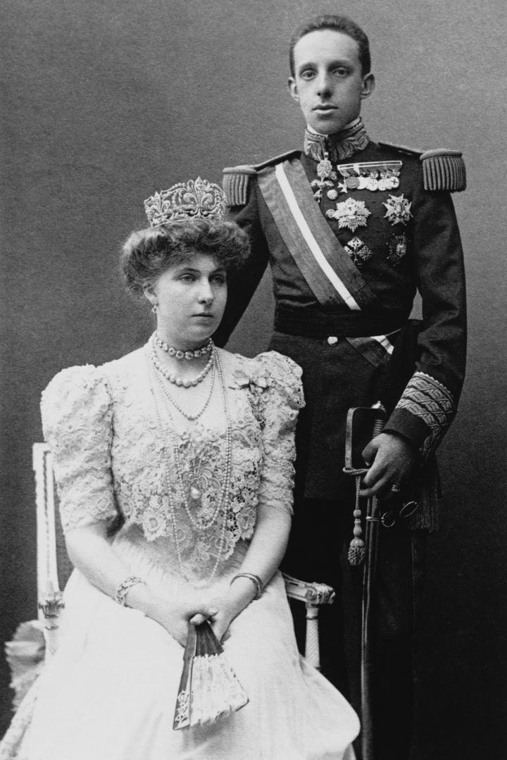 Alfonso XIII y la reina Victoria Eugenia con la tiara de la Flor de Lis en su juventud