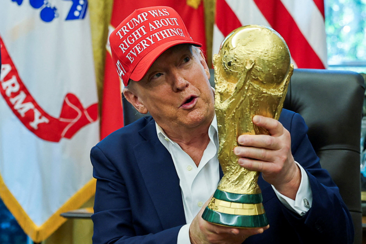 Donald Trump sostiene una réplica del trofeo del Mundial durante un acto en la Casa Blanca.