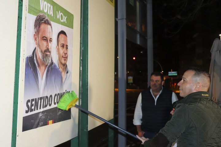 El candidato de VOX a la presidencia de la Junta de Extremadura, Óscar Fernández Calle, durante la tradicional pegada de carteles
