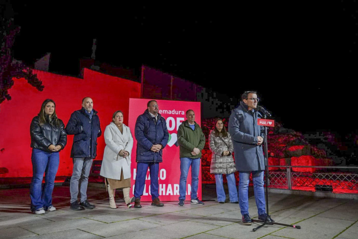 El candidato socialista a la presidencia de la Junta de Extremadura, Miguel Ángel Gallardo, en la tradicional pegada de carteles