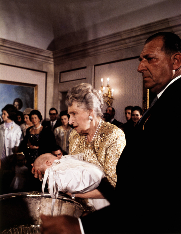 El rey Felipe VI con sus padrinos, la reina Victoria Eugenia y don Juan de Borbón, en su bautizo en La Zarzuela en 1968