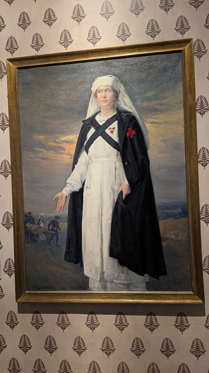 La reina Victoria en un retrato con el uniforme de las Damas Enfermeras de la Cruz Roja