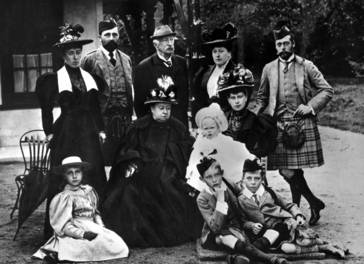 La reina Victoria Eugenia de niña con sus padres, la Princesa Beatriz y Enrique de Battenberg, su abuela la reina Victoria y otros familiares en 1895