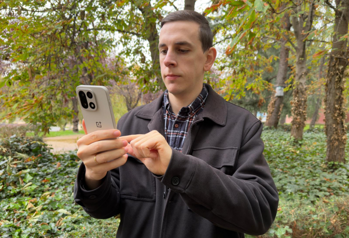 Probando el OnePlus 15 en exteriores. Muy fluida, pero se agradecerían más nits de brillo.
