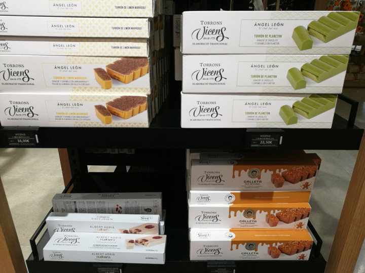 Stand de distintos turrones.