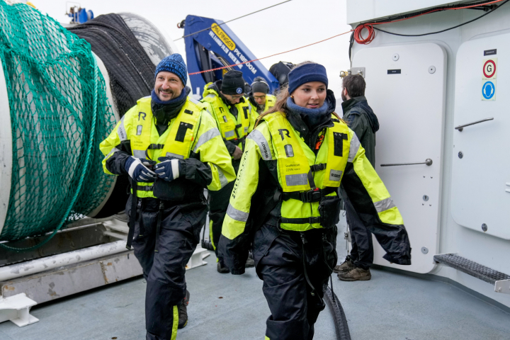Haakon de Noruega y su hija Ingrid Alexandra de Noruega en una expedición en el fiordo de Oslo.
