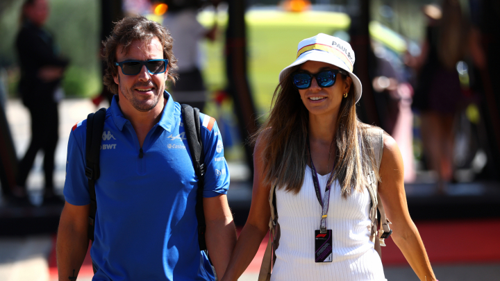 alt="alt="Fernando Alonso y Andrea Schlager, cogidos de la mano en el Gran Premio de Fórmula 1 de Francia en 2022""