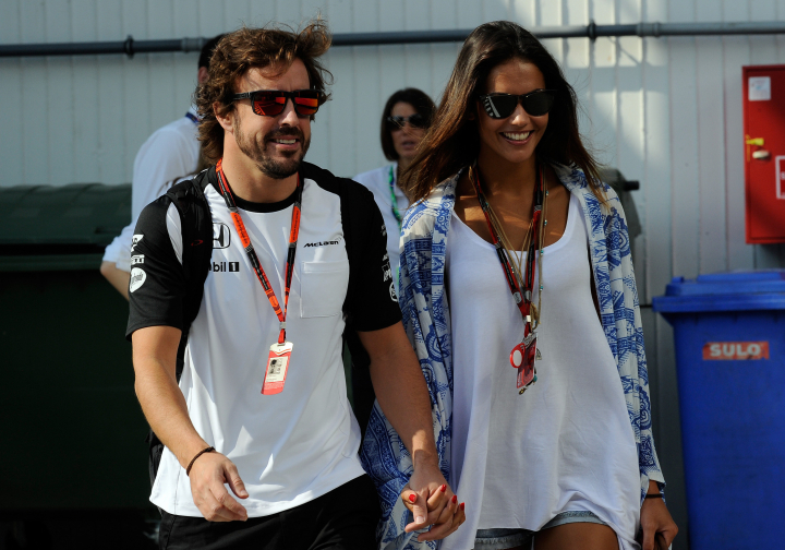 alt="alt="Fernando Alonso y Lara Álvarez en el Gran Premio de Hungría de Formula 1 en 2015""