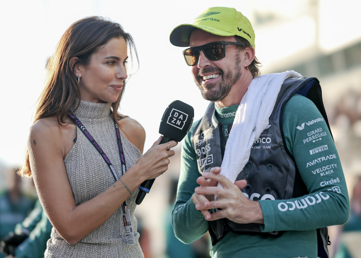 alt="alt="Fernando Alonso y Melissa Jiménez en una entrevista que ella le hizo a él en el Gran Premio de Abu Dabi 2024""