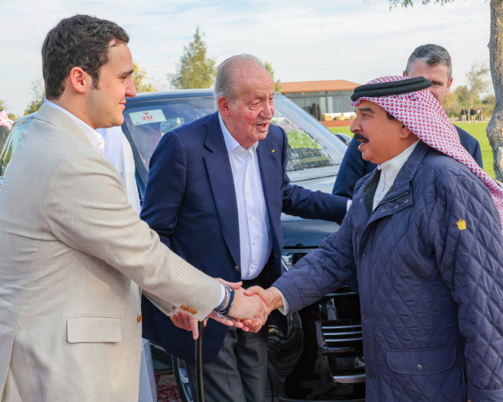 El rey Juan Carlos presenta al rey de Bahrain a su nieto Froilán en el Gran Premio de Bahrain de Fórmula 1 2025