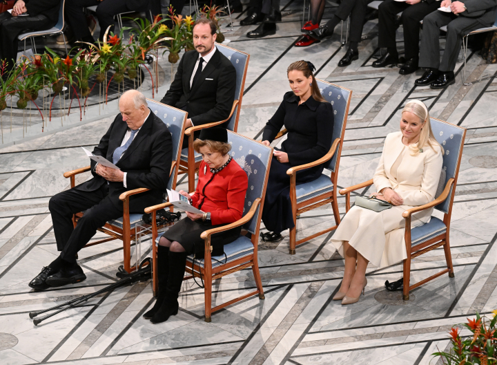 Harald y Sonia de Noruega, Haakon y Mette-Marit de Noruega e Ingrid Alexandra de Noruega en la entrega del Nobel de la Paz 2025