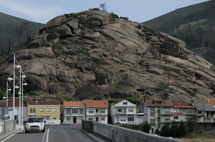 alt="alt="La carretera que recorre la Costa da Morte a la altura de Ézaro""