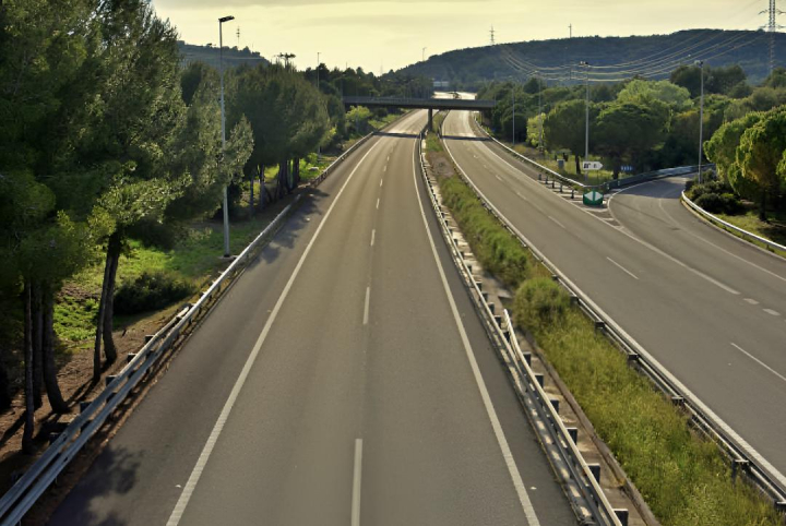 alt="alt="La carretera C-32 completamente vacía""