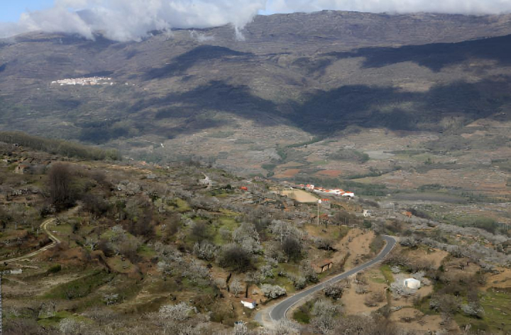 alt="alt="La carretera que atraviesa el corazón del Valle del Jerte, Extremadura""