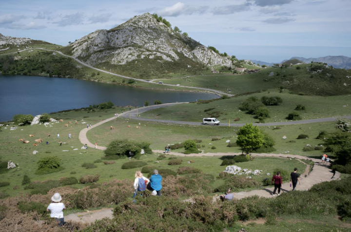 alt="alt="Una vista de la carretera que sube a los emblemáticos Lagos de Covadonga, concretamente la que pasa por el Lago Enol""