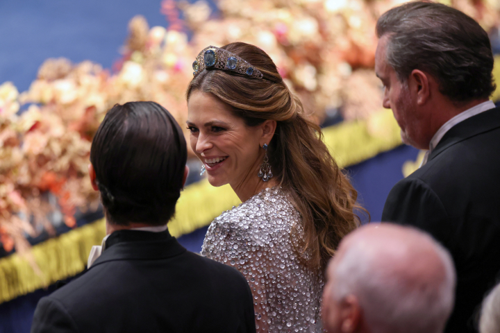 Magdalena de Suecia con la tiara Kokoshnik de Aguamarinas junto a su marido Chris O'Neill y su hermano Carlos Felipe de Suecia en los Nobel 2025