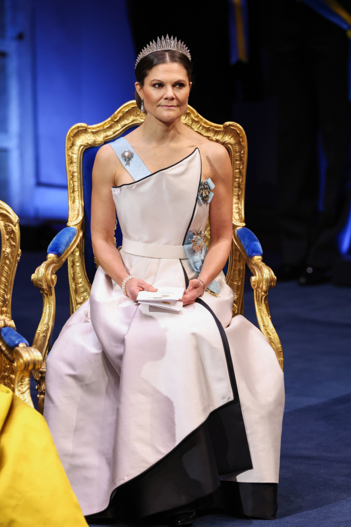 Victoria de Suecia con la tiara Fringe de Baden y un vestido de su madre de 1994 en los Nobel 2025
