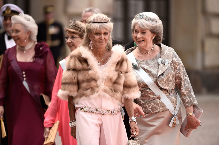 Birgitta de Suecia con la tiara Fringe de Baden y Margaretha de Suecia con la tiara Kokoshnik de aguamarinas en la boda de Carlos Felipe y Sofia de suecia en 2015
