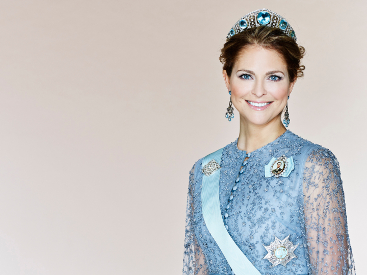Foto oficial de Magdalena de Suecia con la tiara de Kokoshik de aguamarinas y un vestido azul