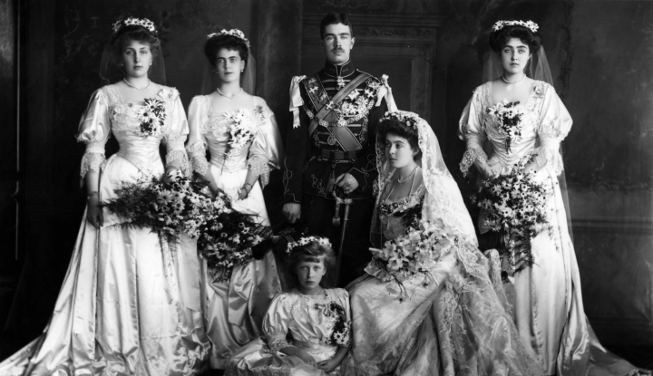 Gustavo Adolfo de Suecia y Margarita de Connaught en su boda junto a Victoria Eugenia de Battenberg, Beatrice de Saxe-Coburg y Patricia de Connaught