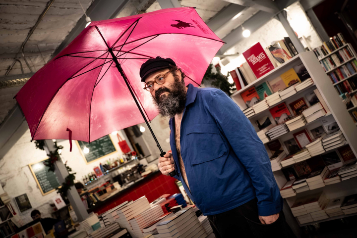 Ignatius con un paraguas en la librería Tipos Infames