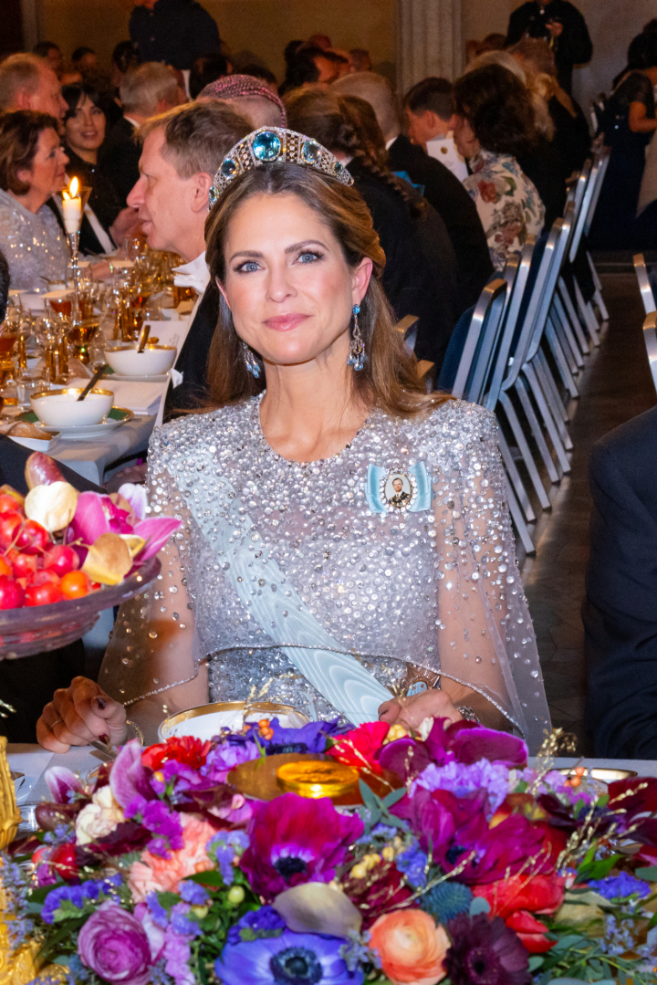 Magdalena de Suecia con la tiara de aguamarinas y pendientes a juego en los Nobel 2025
