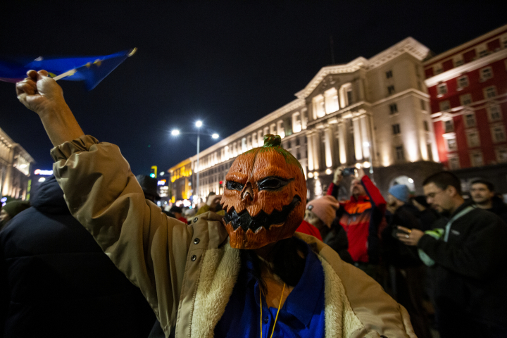 Protesta antigubernamental exigiendo la dimisión inmediata del actual gobierno búlgaro en Sofía, Bulgaria, el 10 de diciembre de 2025. (Foto de Hristo Vladev/Anadolu vía Getty Images)
