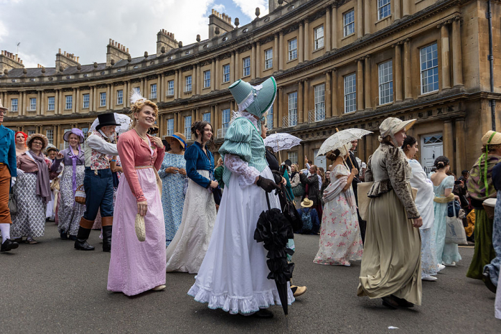 Centenares de personas celebrando a Jane Austen en Bath el pasado septiembre
