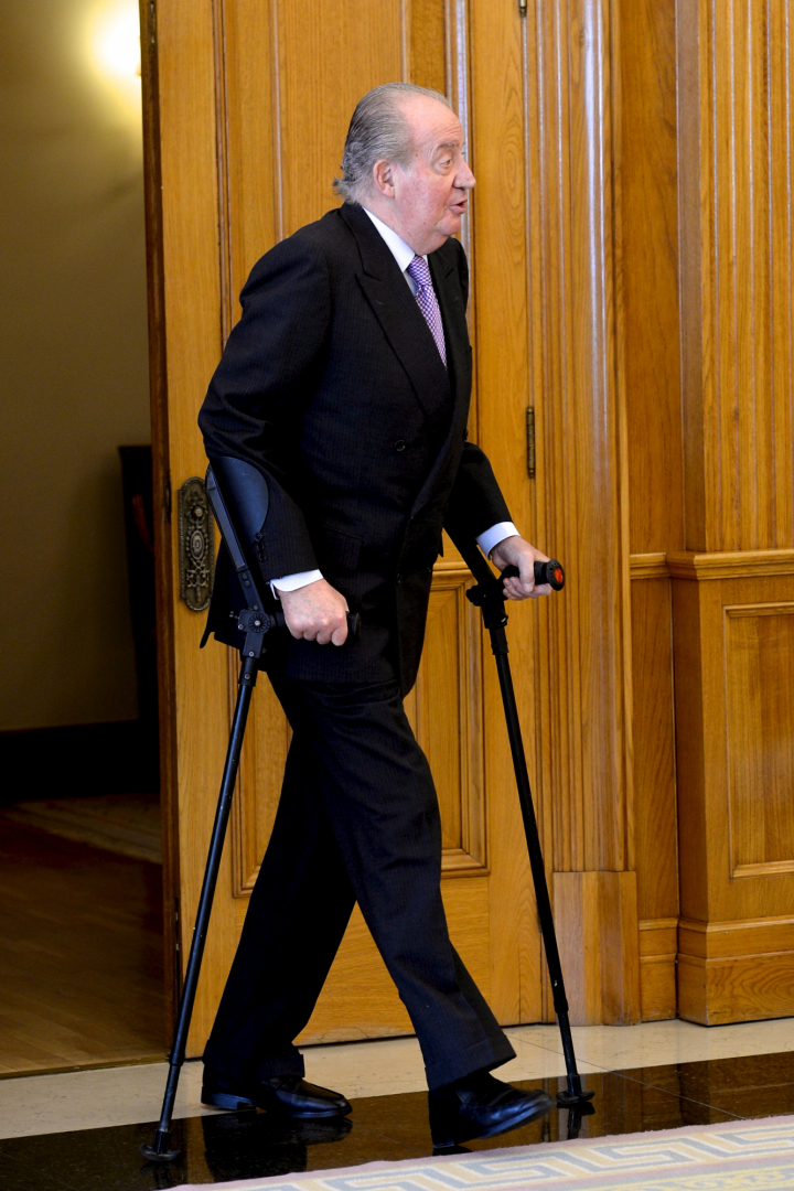 El rey Juan Carlos con muletas en un acto en La Zarzuela en febrero de 2013