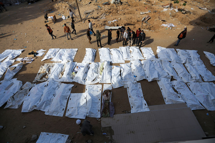 Equipos de defensa civil exhuman los cuerpos de decenas de palestinos asesinados por Israel que fueron enterrados en el patio del Hospital al-Shifa, el 8 de diciembre de 2025.