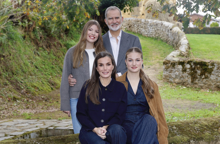Felicitación navideña de los reyes Felipe y Letizia y sus hijas, Leonor y Sofía, en este 2025.