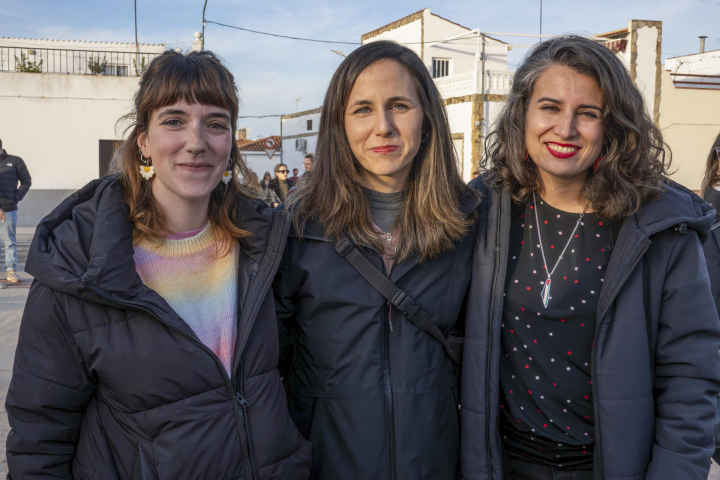 La secretaria general de Podemos, Ione Belarra (c), y la candidata a la Presidencia de la Junta por Unidas por Extremadura, Irene de Miguel (d)