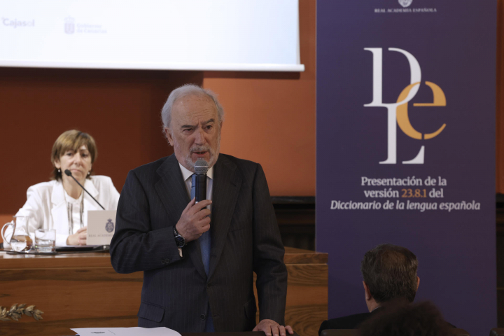 El director de la RAE y presidente de la ASALE, Santiago Muñoz Machado y la responsable del Instituto de Lexicografía, Elena Zamora