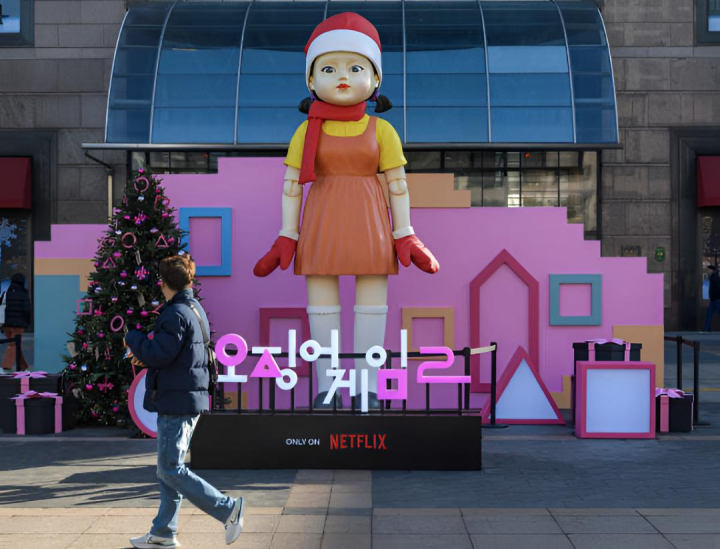 alt="alt="La emblemática muñeca de 'Squid Games' vestida de Navidad como parte de la decoración navideña de Corea""