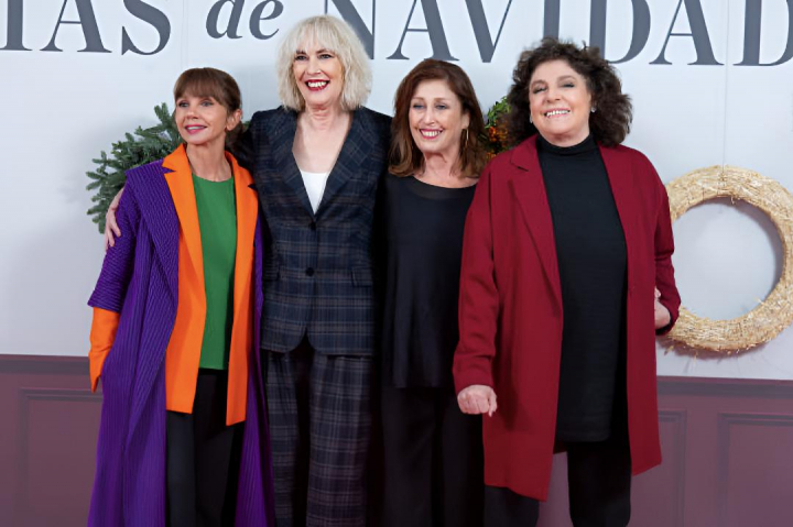 alt="alt="Las protagonistas de 'Días de Navidad', una serie dramática española, posando en una alfombra roja""