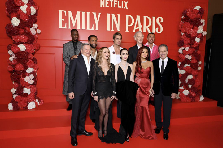 alt="alt="Los actores de 'Emily in Paris' posando en el estreno de su última temporada""