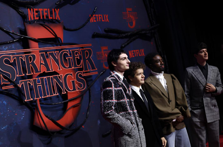 alt="alt="Los actores de 'Stranger Things' posando en el estreno de su quinta temporada""