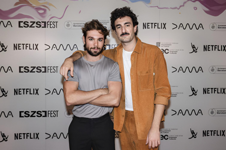 alt="alt="Los protagonistas de 'Smiley' posando en una alfombra roja""