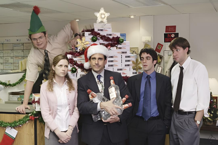 alt="alt="Una escena navideña de la serie 'The Office'""