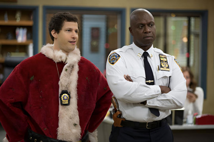 alt="alt="Una escena navideña de la serie 'Brooklyn Nine-Nine'""