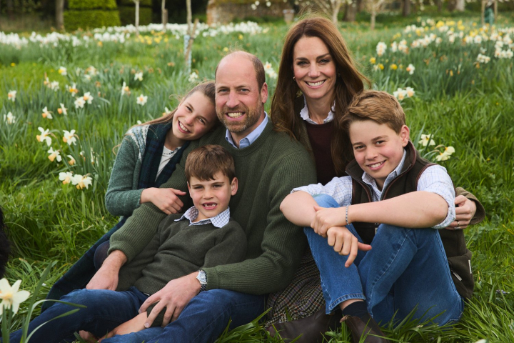 El príncipe Guillermo y Kate Middleton con sus hijos George, Charlotte y Louis en su felicitación navideña con un posado primaveral en Norfolk.