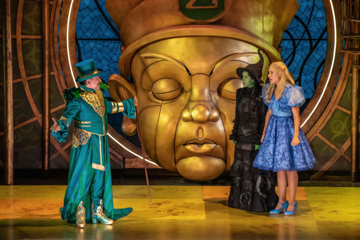 Glinda y Elphaba conocen al Mago de Oz en 'Wicked'